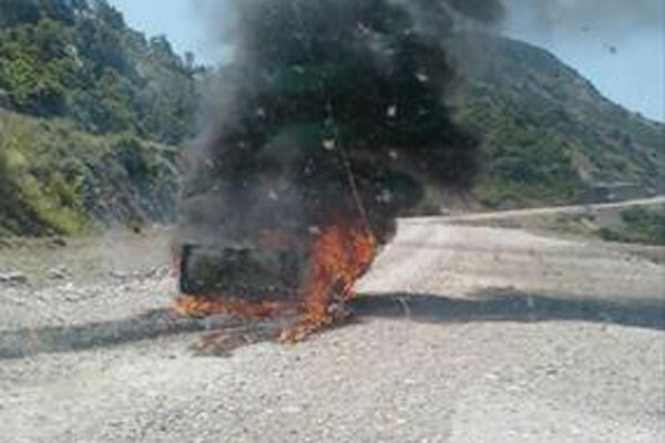 Teröristler Tunceli'de araç yaktı