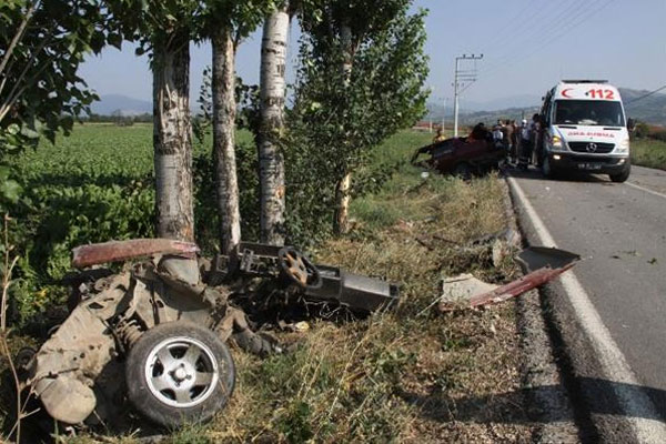 Parçalara dağılan araçtan sağ olarak çıktılar