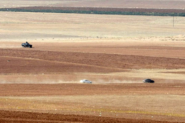 Kobani sınırı 4 araçla deldiler, kovalamaca görüntülendi