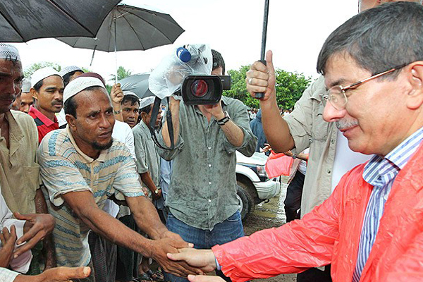 Davutoğlu&#039;nun söz verdiği yardımlar Arakanlılara ulaştı