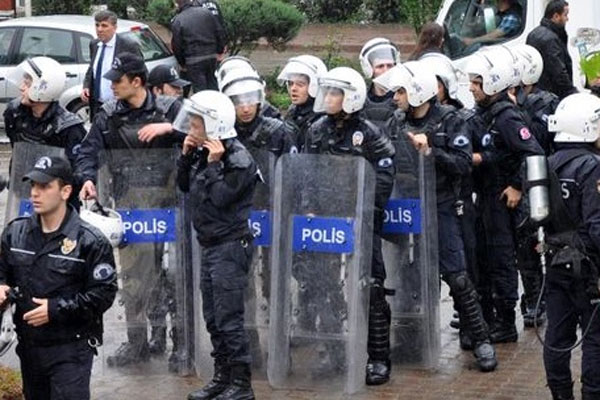KTÜ&#039;de karşıt görüşlü öğrenciler arasında arbede