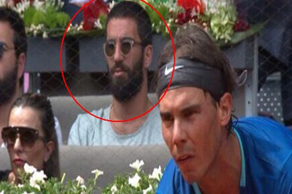 Arda Turan Nadal&#039;ın tenis maçını böyle izledi