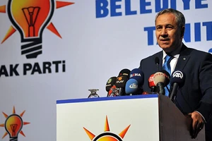 Arınç, 'Hükümetimizi yıpratmaya çalışan bir merkez var'