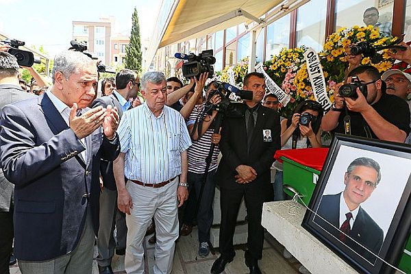 Arınç, Bülent Koşmaz&#039;ın cenaze törenine katıldı