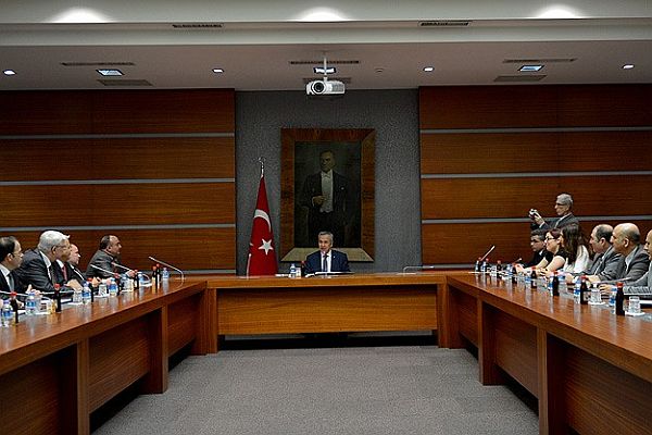 Arınç, &#039;Basın sektöründeki sorunları takip ediyoruz&#039;