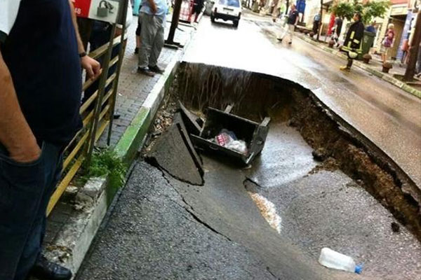 Yağıştan sonra asfalt bu hale geldi