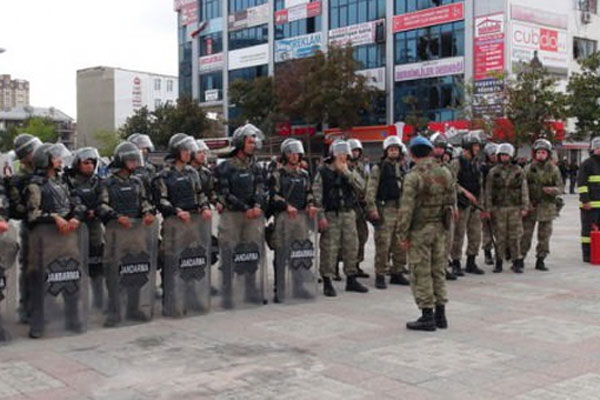 Asker Esenyurt Meydanı&#039;na konuşlandı