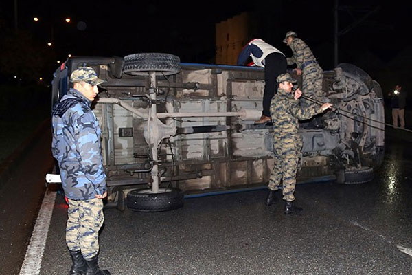 Aksaray&#039;da askeri minibüs devrildi, 2 yaralı