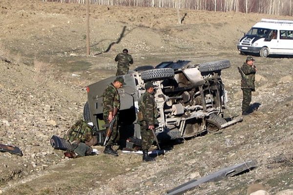 Hakkari&#039;de askeri araç şarampole yuvarlandı, 3 şehit, 8 yaralı