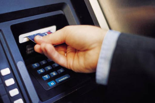 ATM'den işlem yaptı, 4 bin TL'si dolandırıcılara gitti