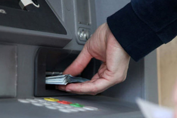 Para çekmek isteyenler ATM&#039;den 20 katı para aldı