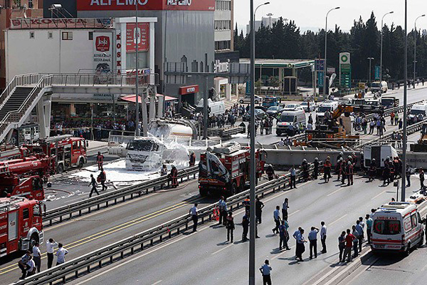 Avcılar&#039;da üst geçit çöktü, 1 ölü, 2 yaralı