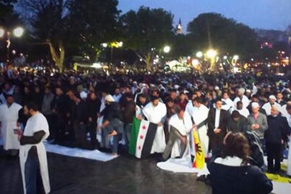 Binlerce kişi Ayasofya'da Mısır'daki idam kararı için namaza durdu