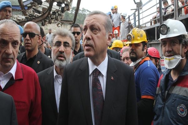 Başbakan Erdoğan Soma'da kurtulan maden işçileriyle görüştü