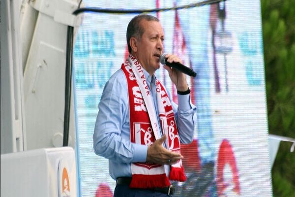 Başbakan Erdoğan konuşmasına neden ara verdi?