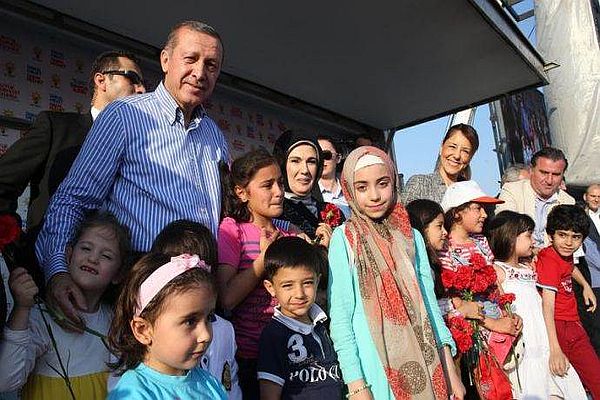 İşte Başbakan Erdoğan'la kucaklaşan çocukların gözyaşları