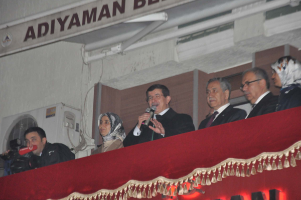 Davutoğlu &#039;Aramıza fitne sokmaya çalışanlara izin vermeyeceğiz&#039;