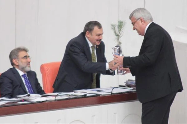 Bakan’a çam fidanı hediyesi