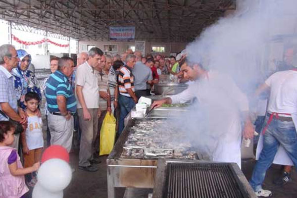 6 bin kişi 1 ton balık yedi