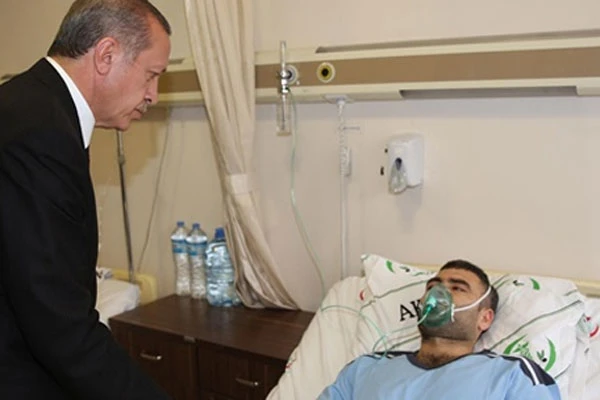Başbakan Erdoğan yaralı madencileri ziyaret etti