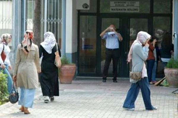 Başörtü yasakçısı hoca cezaevine giriyor