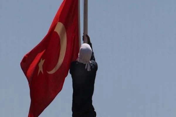 Bayrağı indirenin kimliği tespit edildi