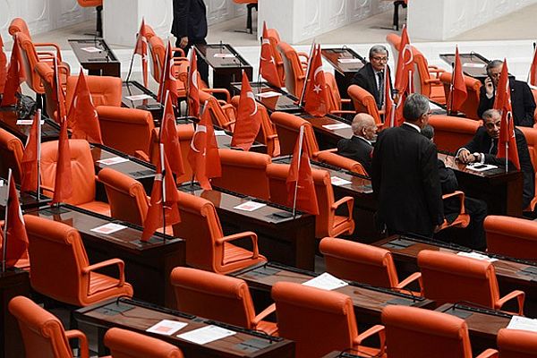 Meclis&#039;te Türk bayraklı protesto