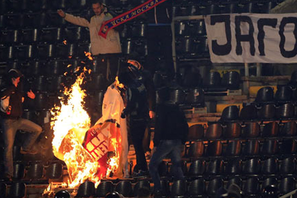 Galatasaray taraftarının bayrağını yaktılar!