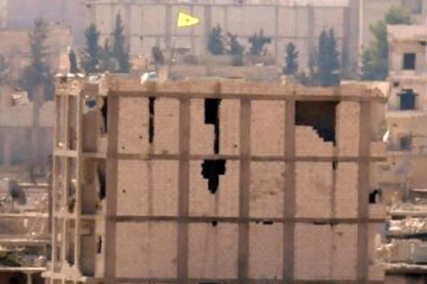 YPG güçleri Türkiye sınırına bayrak dikti