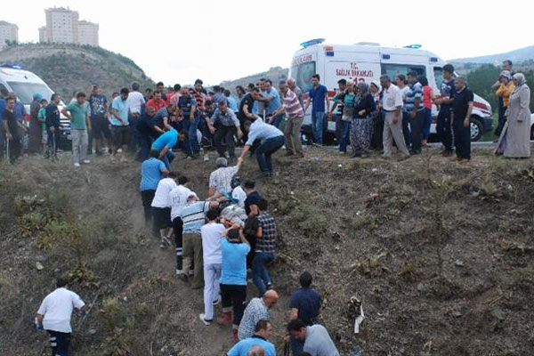 Bayram yolu kana bulandı, 2 ölü, 11 yaralı