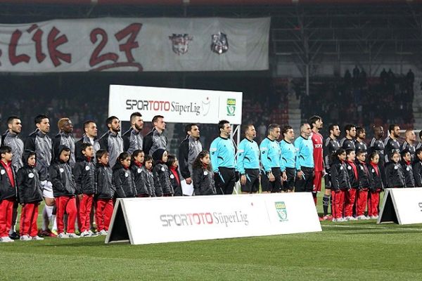 Futbolcular sahaya Suriyeli çocuklarla el ele çıktı