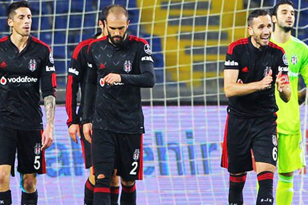 Beşiktaş&#039;ta ilk ayrılık