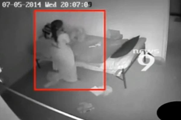 Hindistan'da bebek bakıcısının dehşet anları - VİDEO