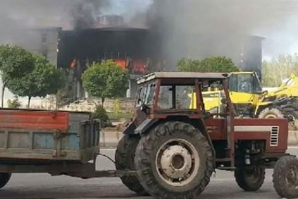 Belediye binasını alev alev yaktılar