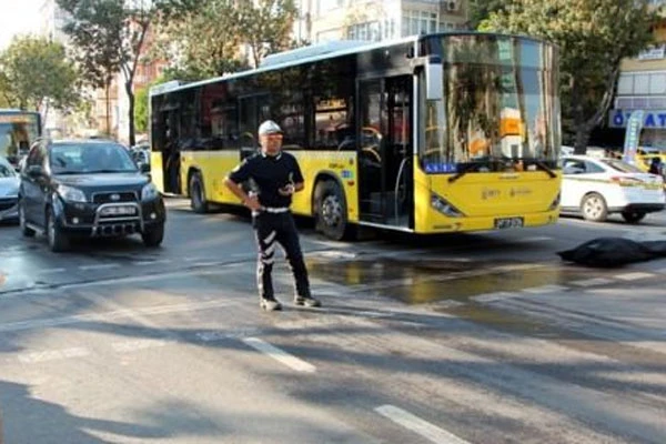 Belediye otobüsü yaşlı kadına çarptı