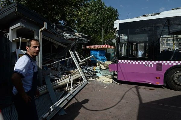 Kübra'nın kopmak üzere olan bacağı dikildi