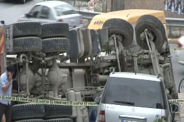 Ataşehir&#039;de beton mikseri ortalığı savaş alanına çevirdi