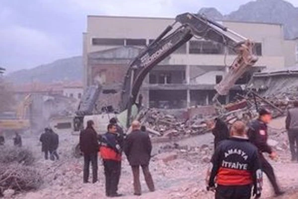 6 katlı bina çöktü, 1 ölü 1 yaralı