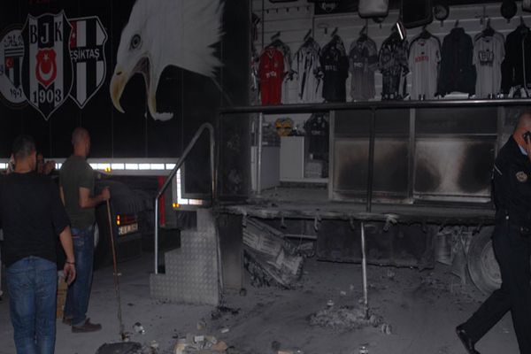 Beşiktaş&#039;a ait Kartal Yuvası seyyar TIR&#039;ı Kuşadası&#039;nda yandı