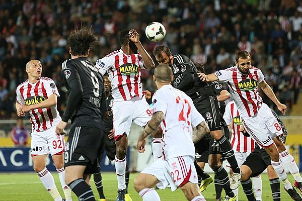 Sivasspor&#039;dan Beşiktaş&#039;a ağır darbe