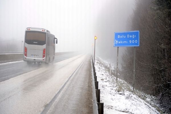 Bolu Dağı&#039;nda kar yağışı ve sis etkili