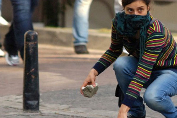 Göstericinin çantasından el yapımı bomba çıktı