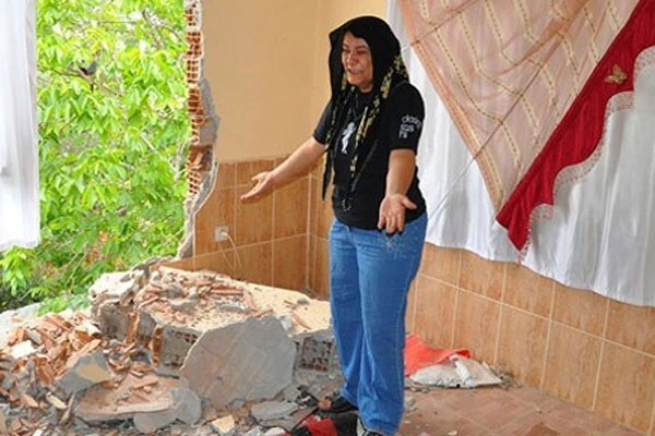Boşanmak isteyen eşinin evini kepçeyle yıktı