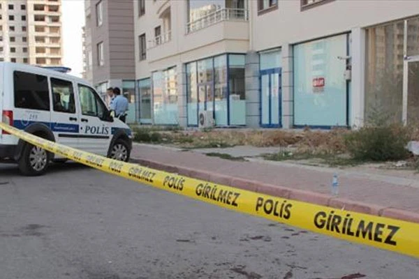 Boşanmak üzere olduğu eşini sokak ortasında bıçakladı