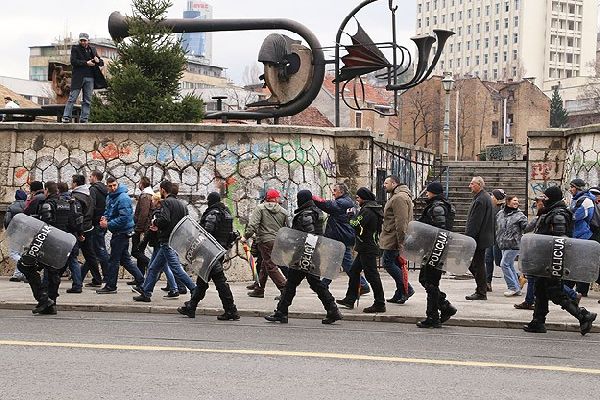 Bosna Hersek&#039;te göstericilere polis müdahalesi