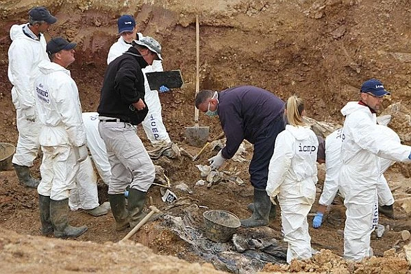 Boşnak anne, oğullarının cesetlerine 22 yıl sonra ulaştı