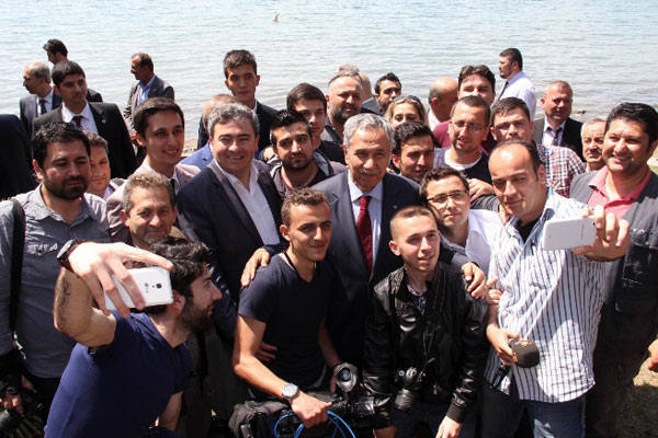 Bülent Arınç&#039;tan gazetecilerle selfie pozu