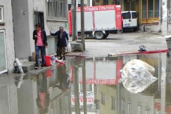 Bursa&#039;da cadde ve sokaklar sular altında kaldı