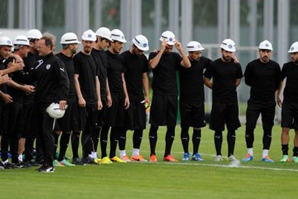 Bursaspor futbolcuları antrenmana baret ve siyah formayla çıktı
