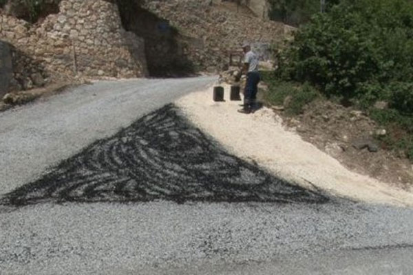 Referandum yapıp caddeyi trafiğe kapattılar